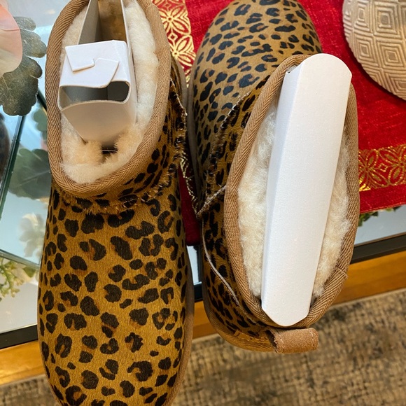 BNIB Authentic Ugg Woman’s Ultra Mini Leopard Boots - Picture 8 of 16